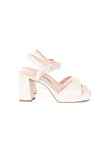 Sandalias color crema con plataforma y tacón cuadrado. Tiras anchas sobre los dedos y tobillo con hebilla ajustable.