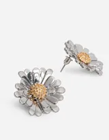 Par de aros colgantes cortos con forma de margarita, con pétalos plateados y centro dorado.