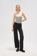 Body color verde oliva, de breteles finos y escote en V con terminación de encaje blanco.