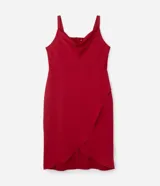 Vestido midi plus size de tela satinada color rojo, con breteles anchos, escote drapeado, cierre por cremallera en la espalda y pollera cruzada.