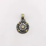 Dije redondo con forma de flor, realizado en plata 925 con detalles en oro.