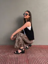 Sandalias de cuero negro con taco cuadrado de 6cm y tira ancha sobre los dedos.