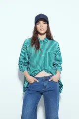 Jean de denim negro, de tiro medio y calce recto con silueta straight.