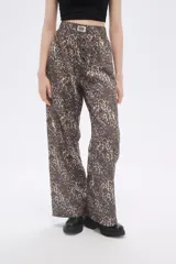 Pantalón ancho de algodón con estampado animal print en tonos marrones y cintura elastizada.