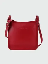Cartera bandolera Longchamp modelo Le Foulonné, color celeste, de cuero granulado, con correa fina ajustable y logo grabado en el frente.