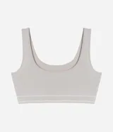Top tipo bralette sin aros ni copas, color beige claro, con escote cuadrado y tirantes medianos. Presenta una banda inferior texturizada con doble línea horizontal.