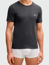 Remera blanca de algodón con cuello redondo y logo bordado en el pecho. Corte clásico.