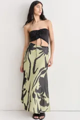 Falda larga de jersey, color verde claro con estampado abstracto en negro.