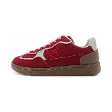 Zapatillas deportivas de gamuza color rojo con detalles en blanco y marrón.