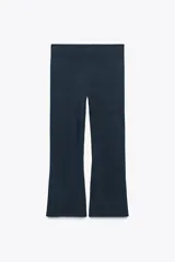Pantalón de punto azul marino, de tiro alto, corte ajustado y bota acampanada.