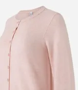 Cardigan de punto color rosa claro, con cuello redondo, manga larga y abotonado delantero.