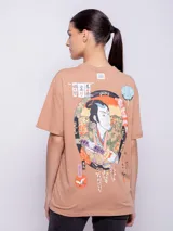Remera de manga corta color tostado, con cuello a la base y estampa en la espalda.
