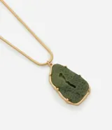 Collar largo con cadena de eslabones dorados y colgante de piedra verde con marco dorado.