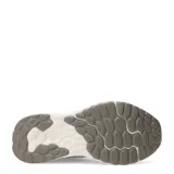 Championes New Balance Arishi V4, color gris claro con detalles en gris oscuro y blanco. Capellada de malla transpirable con sobrecapas sin costuras, mediasuela Fresh Foam y suela de goma resistente.