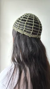 Gorro tipo bucket verde oliva tejido a crochet con diseño de red.