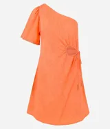 Vestido corto color naranja con textura geométrica, escote asimétrico con un hombro descubierto, manga corta abullonada y recorte en la cintura con lazo ajustable.