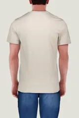 Remera color tostado de manga corta, corte holgado y cuello redondo. Estampado pequeño de hongos y texto en el frente.