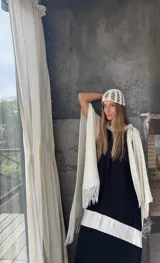 Ruana tejida a mano en color amarillo, de diseño liviano con flecos en el ruedo. Confeccionada en hilo, presenta un punto abierto y fluido.