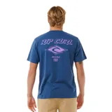 Remera azul de manga corta con estampado del logo de Rip Curl en el pecho. Corte clásico.
