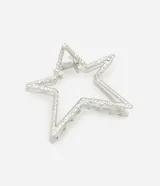 Pinza para el pelo plateada con forma de estrella ahuecada y textura martillada.