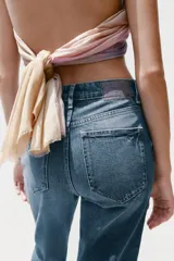 Jeans de tiro alto con cinco bolsillos, efecto lavado y pernera recta.