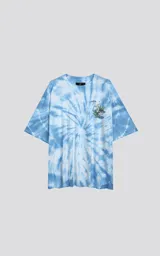 Remera celeste con efecto tie-dye, corte extra oversize, hombros caídos y cuello redondo. Estampa pequeña en el pecho con un personaje fumando sobre una hoja de marihuana.