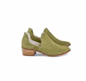 Botín de gamuza color verde oliva, con escote lateral y taco de madera.