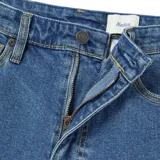 Pantalón de jean azul, de corte recto, con cinco bolsillos y calce amplio en muslo y rodilla.