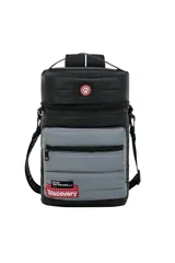 Mochila matera con diseño acolchado en combinación de colores negro y gris. Presenta un compartimento principal con cierre perimetral superior, un bolsillo frontal con cremallera y correa de hombro ajustable con el nombre de la marca.