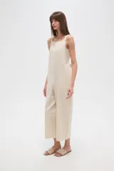 Mono de viscosa color verde oliva, con breteles anchos, corte holgado, cierre lateral y cuello recto. Diseño a rayas verticales.