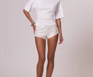 Shorts de tiro alto cubiertos de lentejuelas plateadas.