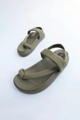 Sandalias de cuero sintético color verde oliva con plataforma.