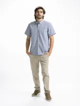 Camisa de hombre a cuadros azules y blancos, de manga corta y corte clásico.