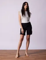Short negro de gabardina elastizada con pretina ancha y bolsillos delanteros.