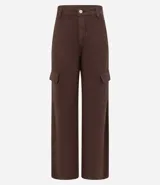 Pantalón cargo recto color marrón chocolate, de tiro alto y corte holgado, con bolsillos laterales con solapa.