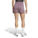 Short deportivo Adidas Pacer Essentials color lila con cintura elástica y logo blanco estampado en la pierna.