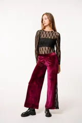Pantalón de terciopelo negro con encaje en los laterales.