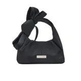 Bolso negro de nylon con asa superior anudada, correa cruzada de cuero ajustable y cierre magnético. Incluye bolsillo interior y bolsa de nylon con clip.