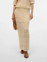 Falda larga color beige, tejida con diseño calado.