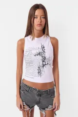 Musculosa blanca de algodón con cuello redondo y estampado en el frente.