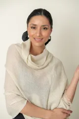 Chal plisado color plateado con lurex y terminación de hilos finos cortos.