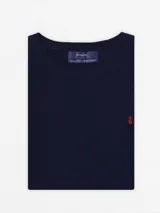 Remera básica de algodón color rosa claro, con cuello redondo y logo bordado en el pecho.