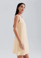 Vestido corto sin mangas, de corte recto y diseño minimalista.