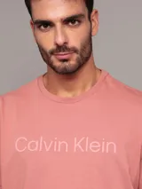 Remera de manga corta color salmón, con cuello redondo y logotipo de Calvin Klein bordado en el pecho. Confeccionada en algodón.
