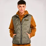 Chaleco acolchado color verde oliva con cierre frontal, bolsillos inferiores tipo welt y logo de Caterpillar en el pecho. Cuenta con ribete elástico en el dobladillo y tecnologías water resistant y recycled insulation.