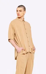 Camisa beige de lino con corte oversize y mangas 3/4.