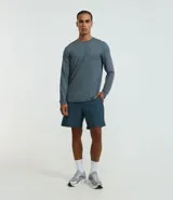 Bermuda deportiva azul con cintura elástica y cordón interno. Estampa reflectiva lateral. Confeccionada en tejido tecnológico con toque leve y elástico.