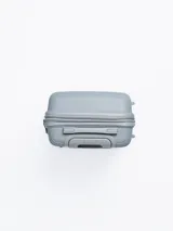 Valija rígida color gris con ruedas giratorias, manija extensible y candado de seguridad.