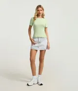 Blusa color beige de viscosa con elastano, de manga corta, cuello redondo, textura acanalada y bajo ondulado.