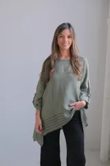 Blusa verde seco de lino, corte holgado, mangas 3/4 con botón y detalle de rayas horizontales en el ruedo.